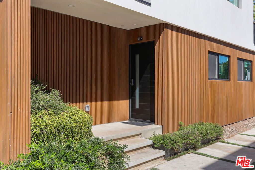 Residential Lease for rent at 623 N Mariposa Avenue, Los Angeles, Los Angeles County CA featuring 3 beds and 4 baths