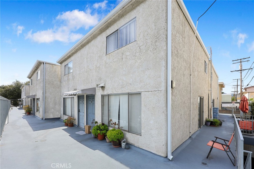 Residential Lease for rent at 333 Riverdale Drive 11, Glendale, Los Angeles County CA featuring 2 beds and 2 baths