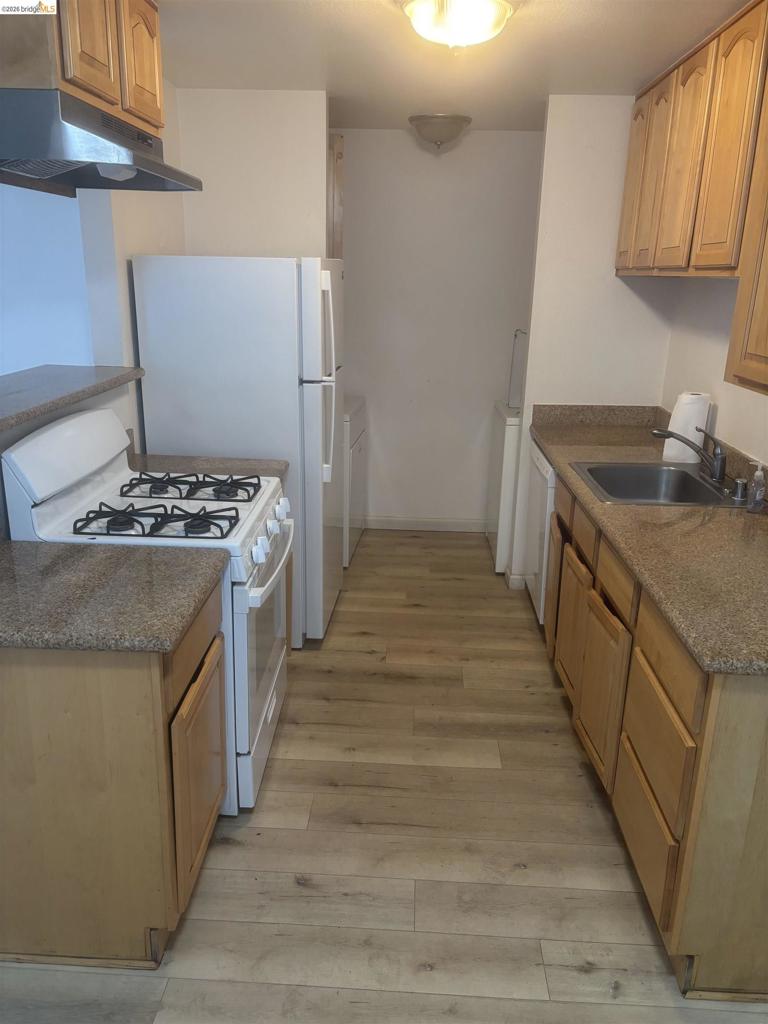 Residential Lease for rent at 2191 Lakeview Cir, Pittsburg CA featuring 2 beds and 2 baths