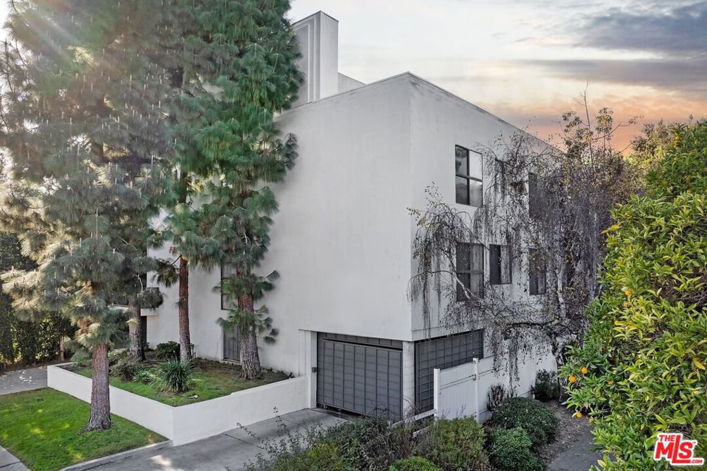 Residential Income for sale at 1527 Veteran Avenue, Los Angeles CA featuring 16 beds and 16 baths