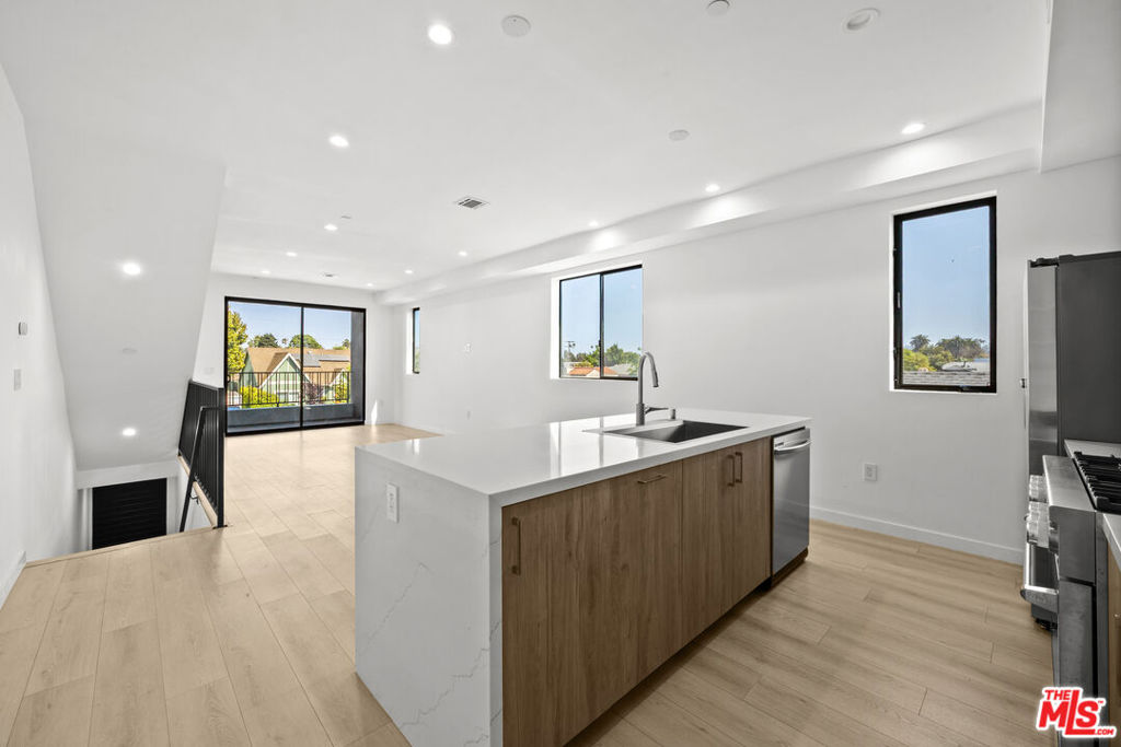 Residential Lease for rent at 2123 S Cloverdale Avenue 1, Los Angeles, Los Angeles County CA featuring 4 beds and 4 baths
