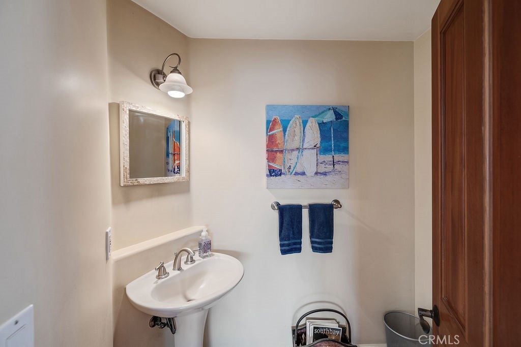 Residential Lease for rent at 817 Monterey Boulevard, Hermosa Beach, Los Angeles County CA featuring 3 beds and 3 baths