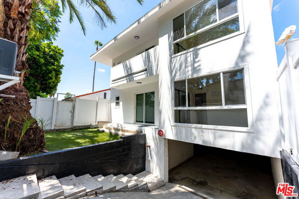 Residential Lease for rent at 929 N Stanley Avenue 2, West Hollywood, Los Angeles County CA featuring 2 beds and 1 bath
