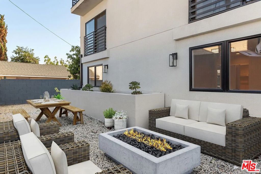 Residential Lease for rent at 1724 Menlo Avenue 1/2, Los Angeles, Los Angeles County CA featuring 3 beds and 4 baths
