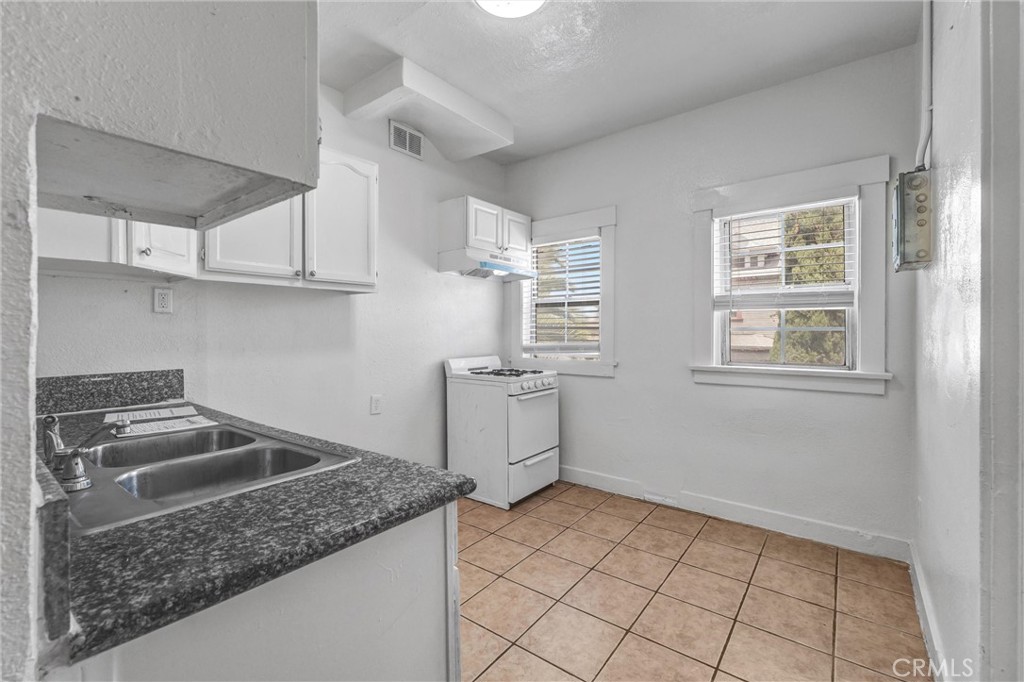 Residential Lease for rent at 166 E 36th, Los Angeles, Los Angeles County CA featuring 1 bed and 1 bath
