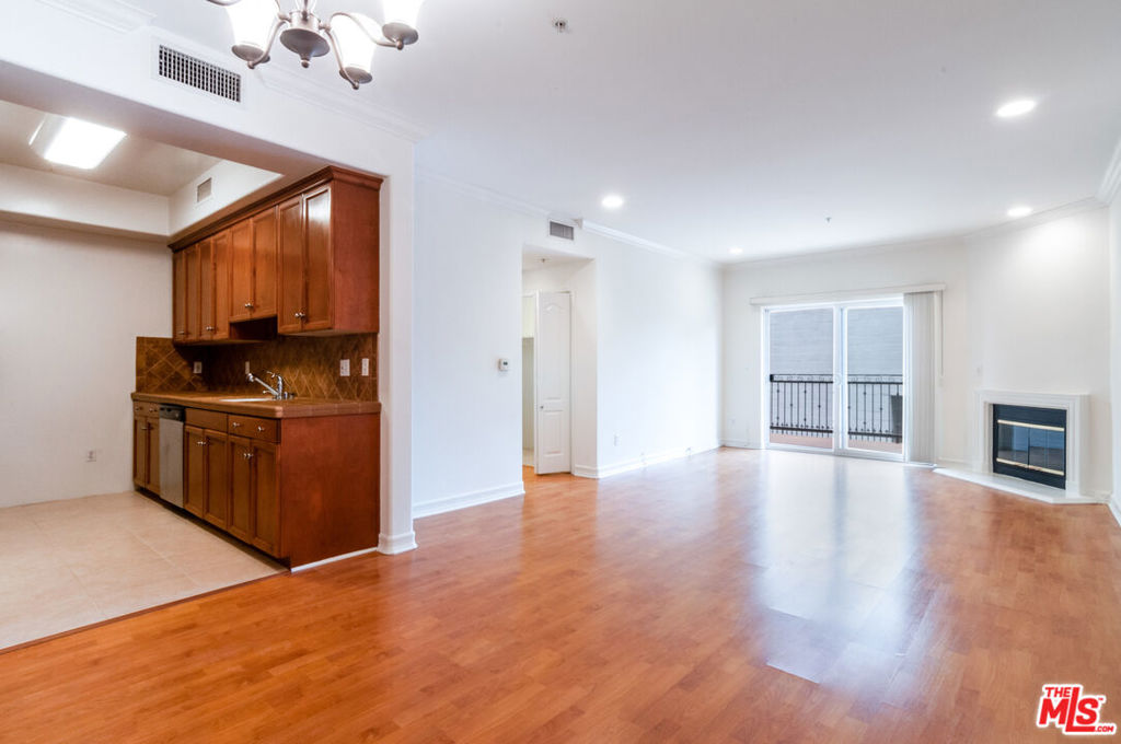 Residential Lease for rent at 2335 S Bentley Avenue 104, Los Angeles, Los Angeles County CA featuring 2 beds and 2 baths