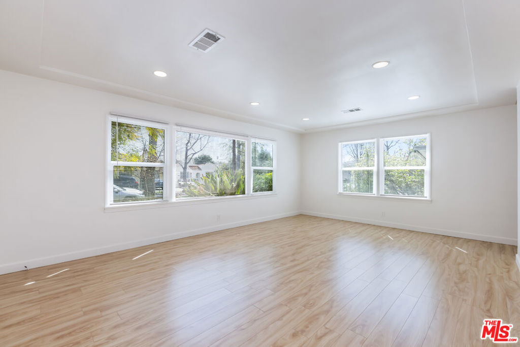 Residential Lease for rent at 1561 Hazelwood Avenue, Los Angeles, Los Angeles County CA featuring 2 beds and 1 bath