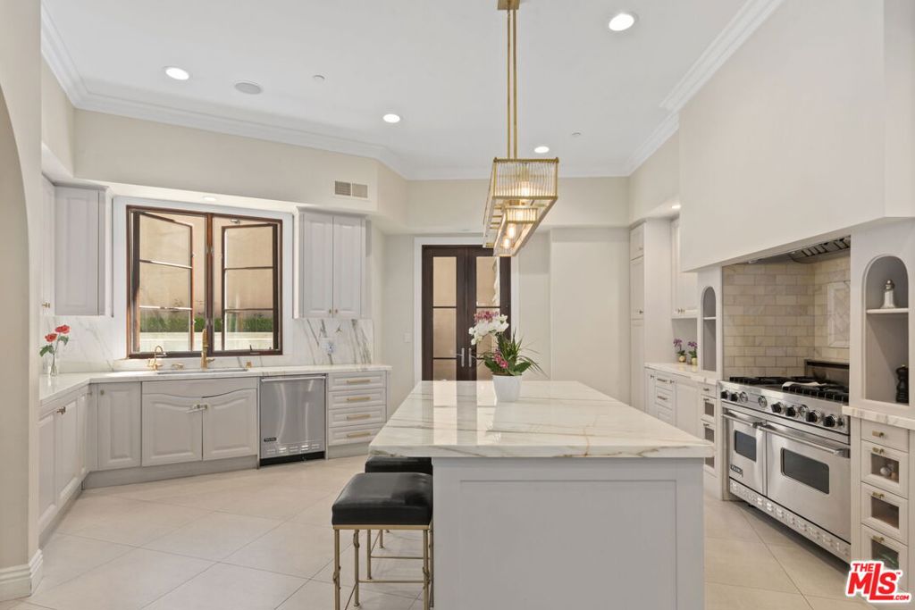 Residential Lease for rent at 1465 N Robmar Drive, Beverly Hills, Los Angeles County CA featuring 4 beds and 5 baths