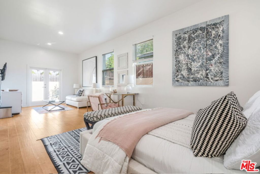 Residential Lease for rent at 3718 S Barrington Avenue, Los Angeles, Los Angeles County CA featuring 8 beds and 5 baths