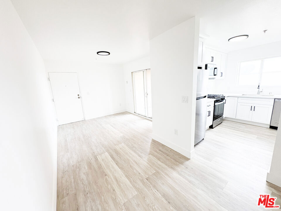 Residential Lease for rent at 2637 S Manhattan Place 8, Los Angeles, Los Angeles County CA featuring 3 beds and 2 baths