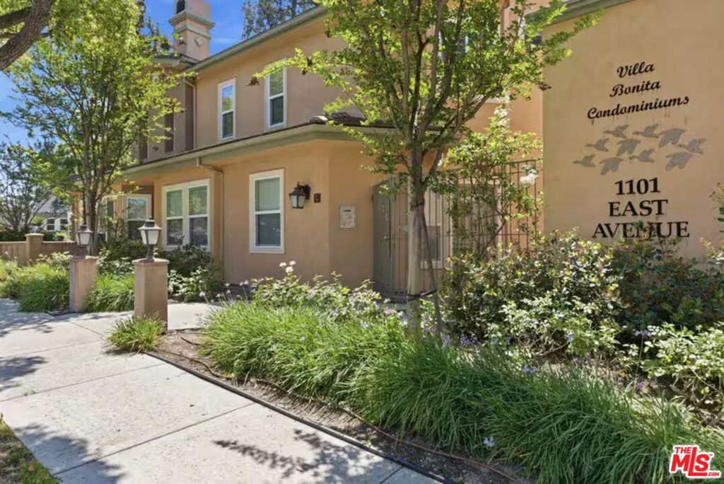 Residential Lease for rent at 1101 East Avenue 105, Burbank, Los Angeles County CA featuring 2 beds and 3 baths