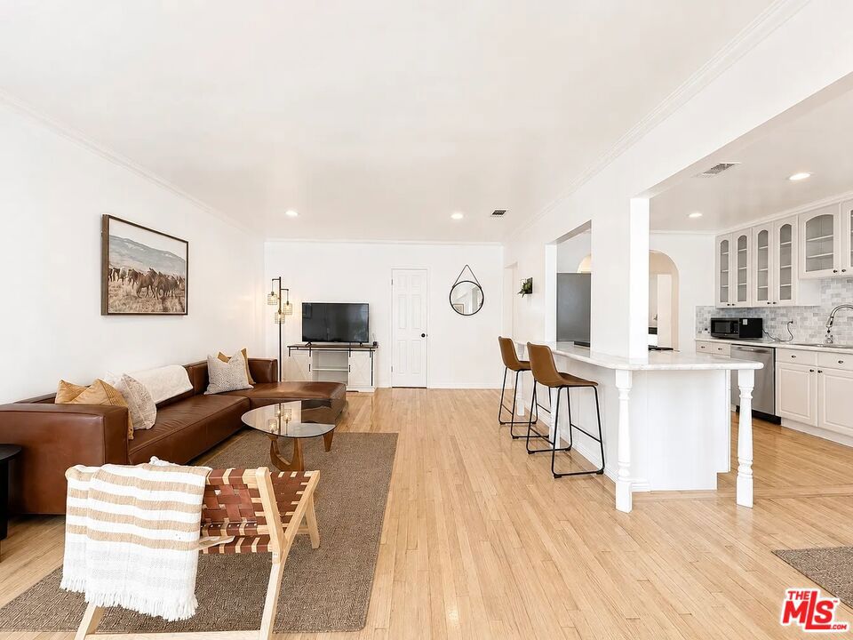 Residential Lease for rent at 834 Lincoln Boulevard 5, Santa Monica, Los Angeles County CA featuring 2 beds and 1 bath
