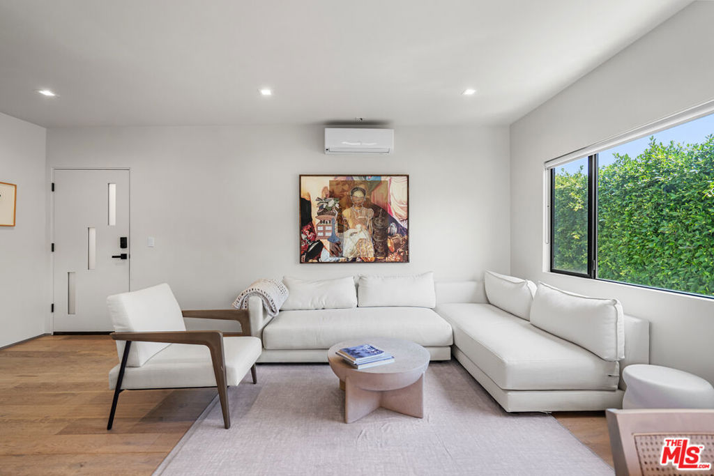 Residential Lease for rent at 838 N Mansfield Avenue 201, Los Angeles, Los Angeles County CA featuring 2 beds and 2 baths