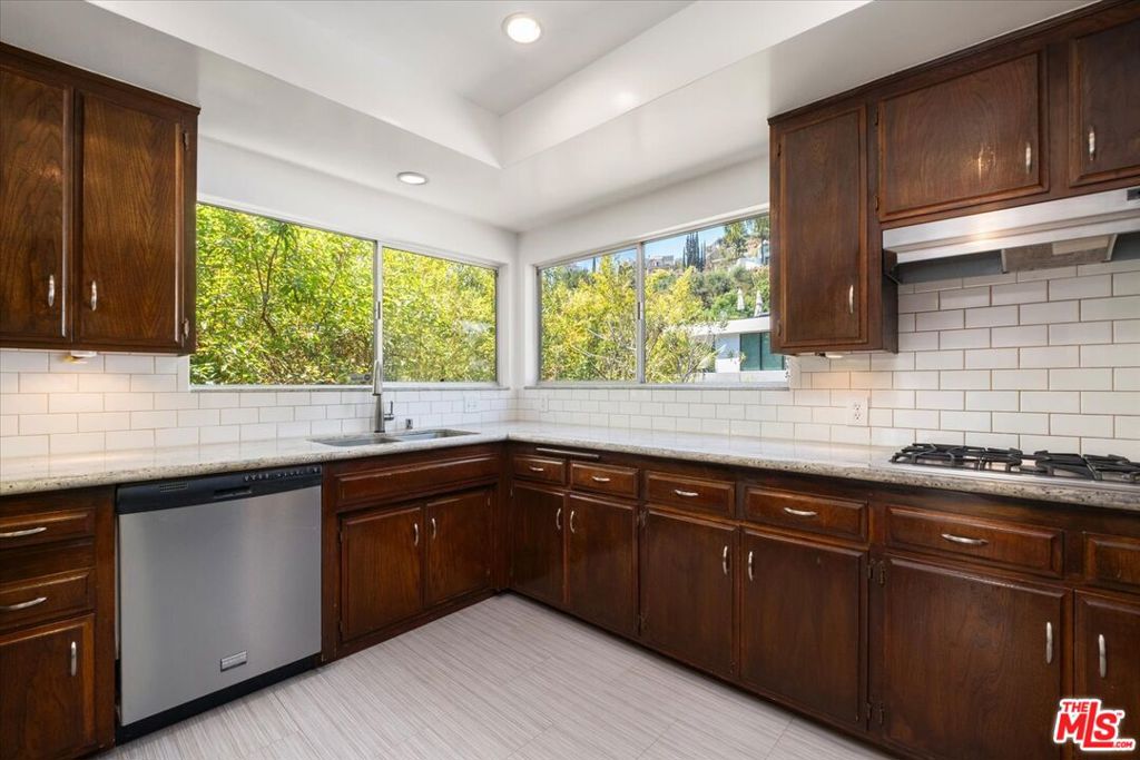 Residential Lease for rent at 1528 Rising Glen Road, West Hollywood, Los Angeles County CA featuring 2 beds and 2 baths