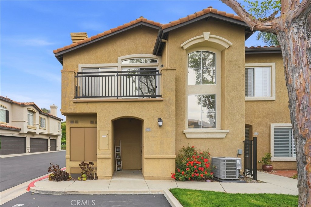 Residential Lease for rent at 61 Vellisimo, Aliso Viejo CA featuring 2 beds and 2 baths