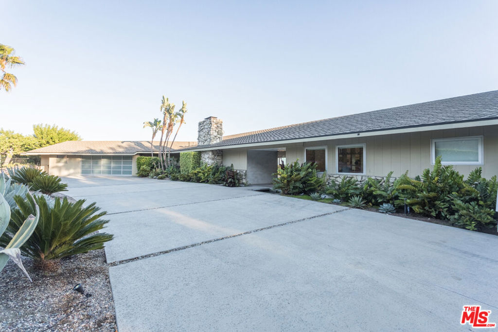 Residential Lease for rent at 1230 Shadow Hill Way, Beverly Hills, Los Angeles County CA featuring 3 beds and 4 baths