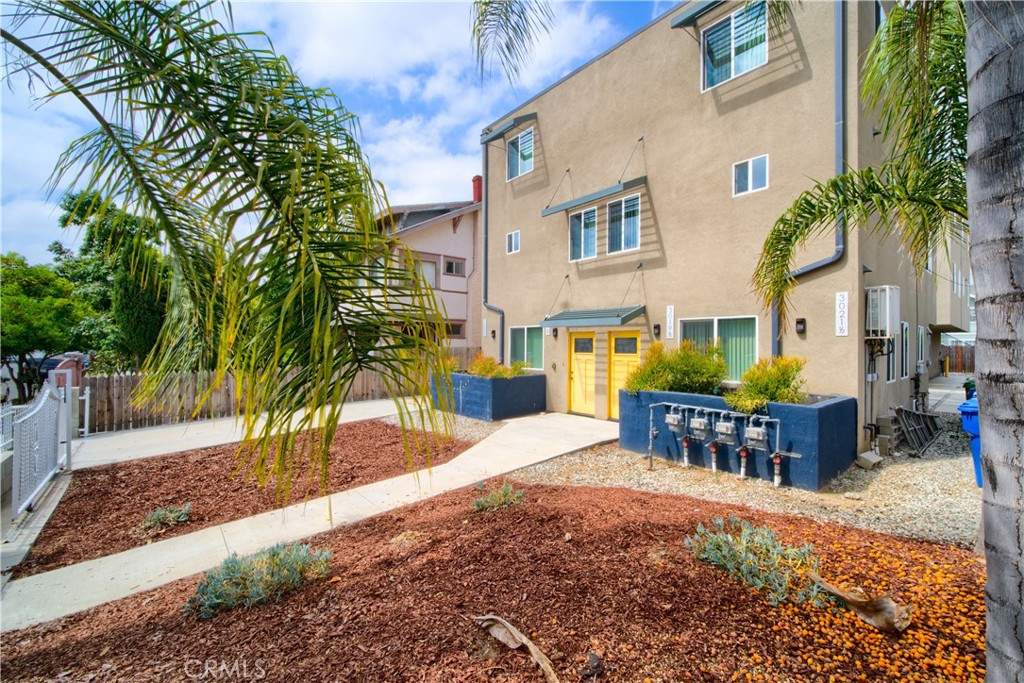 Residential Lease for rent at 3019 S Raymond Avenue 1/2, Los Angeles, Los Angeles County CA featuring 3 beds and 4 baths