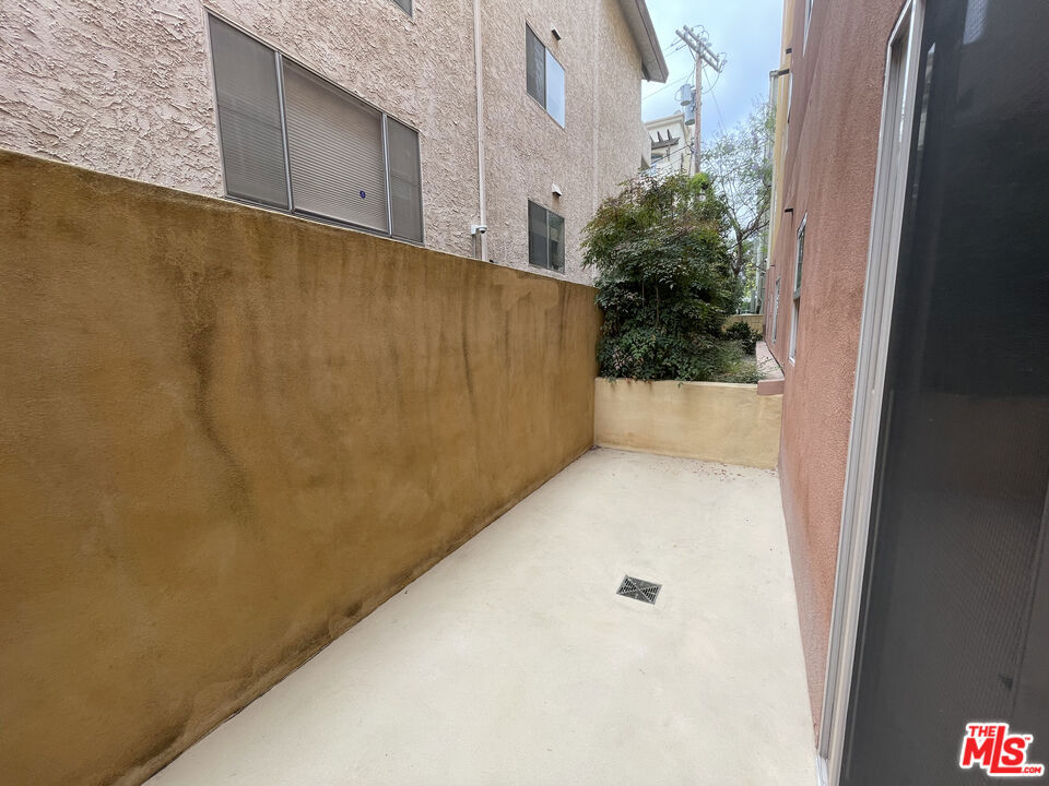Residential Lease for rent at 1511 Camden Avenue 104, Los Angeles, Los Angeles County CA featuring 2 beds and 2 baths