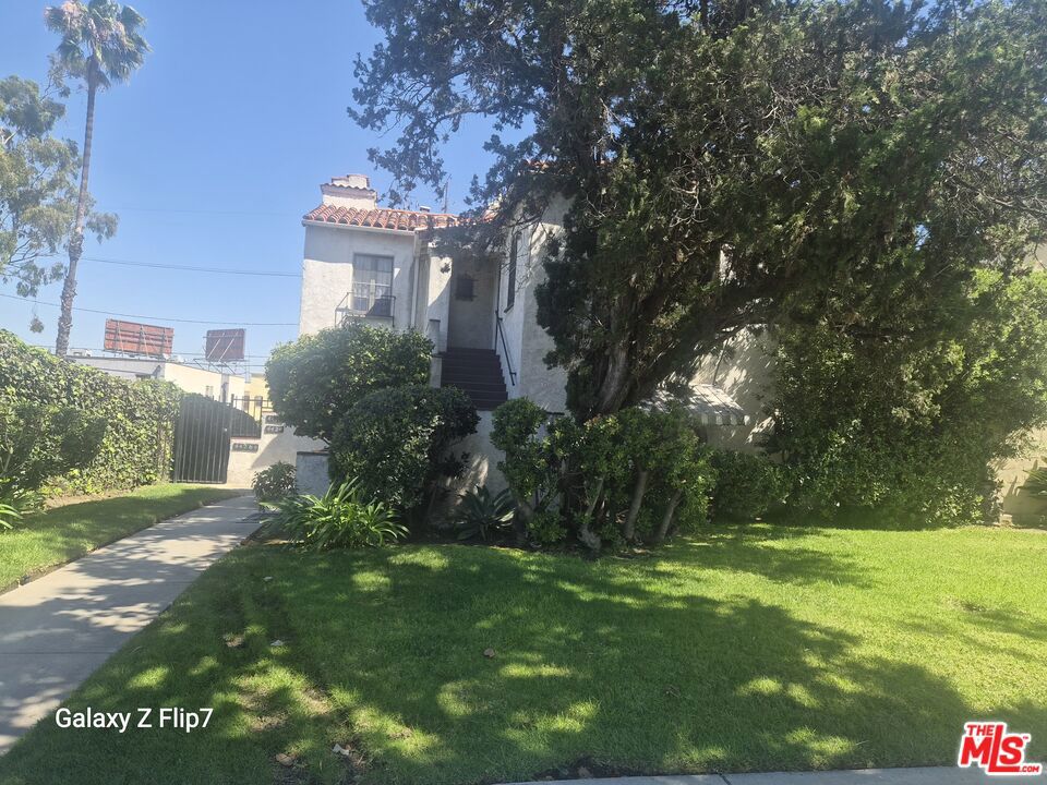 Residential Lease for rent at 4424 S Victoria Avenue, Los Angeles, Los Angeles County CA featuring 2 beds and 1 bath