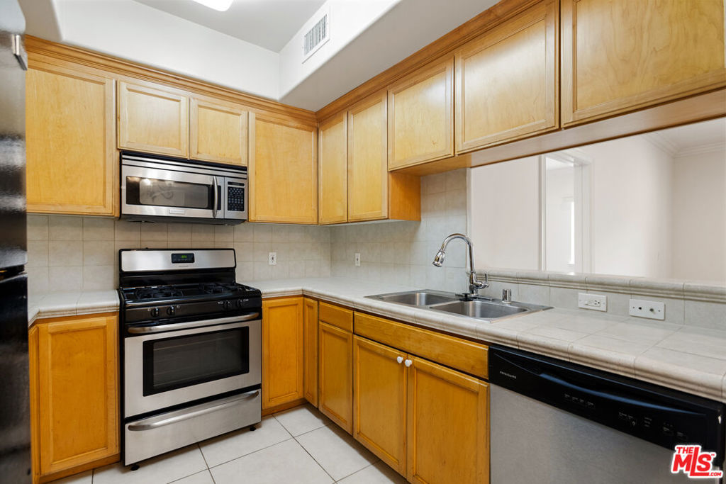 Residential Lease for rent at 3328 OAKHURST Avenue 110, Los Angeles, Los Angeles County CA featuring 2 beds and 2 baths