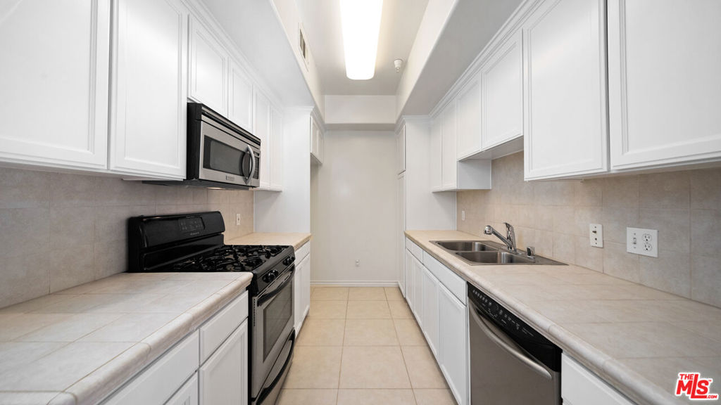 Residential Lease for rent at 3328 OAKHURST Avenue 205, Los Angeles, Los Angeles County CA featuring 2 beds and 2 baths