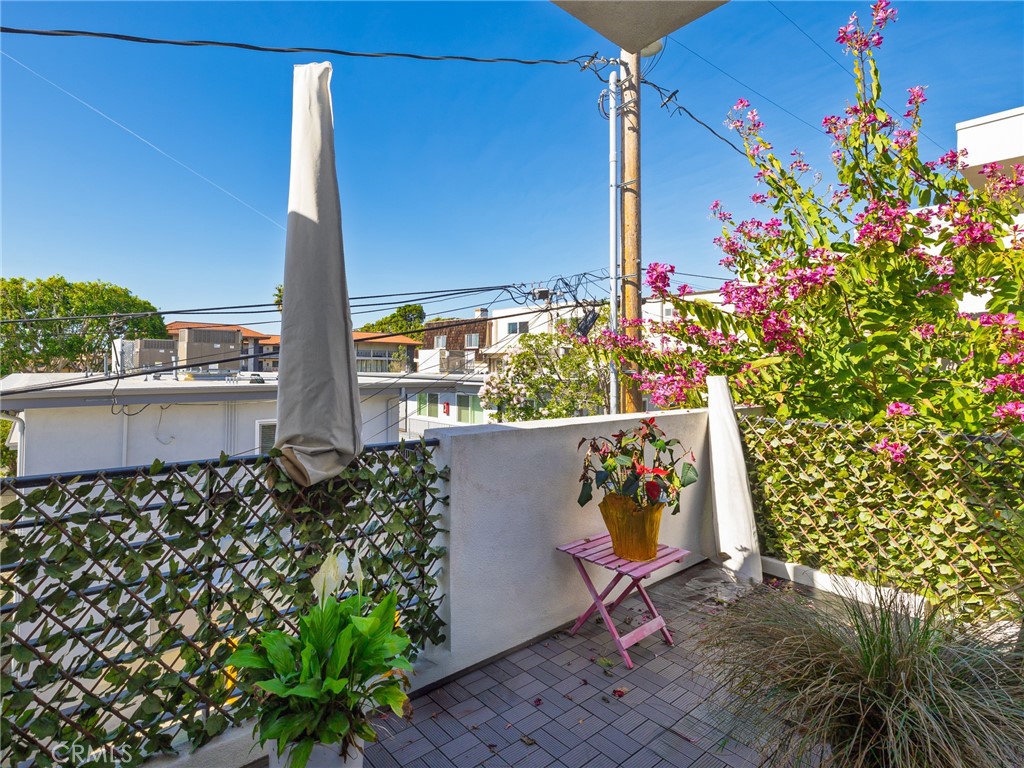 Residential Lease for rent at 121 E Walnut, El Segundo, Los Angeles County CA featuring 3 beds and 3 baths