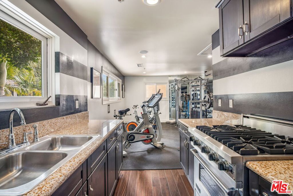 Residential Lease for rent at 607 N Hillcrest Road, Beverly Hills, Los Angeles County CA featuring 6 beds and 8 baths