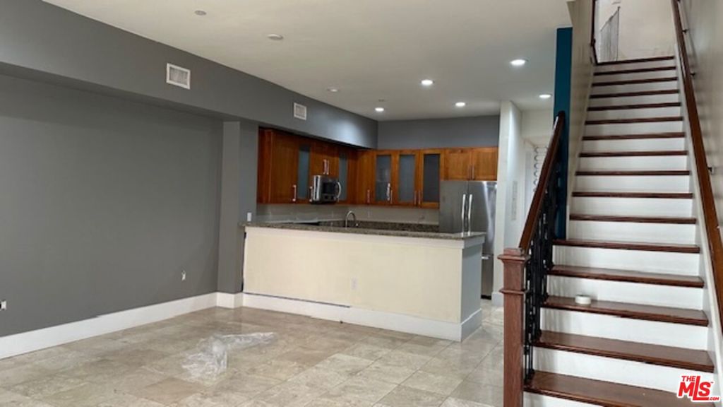 Residential Lease for rent at 2020 Holly Drive 14, Los Angeles, Los Angeles County CA featuring 3 beds and 3 baths