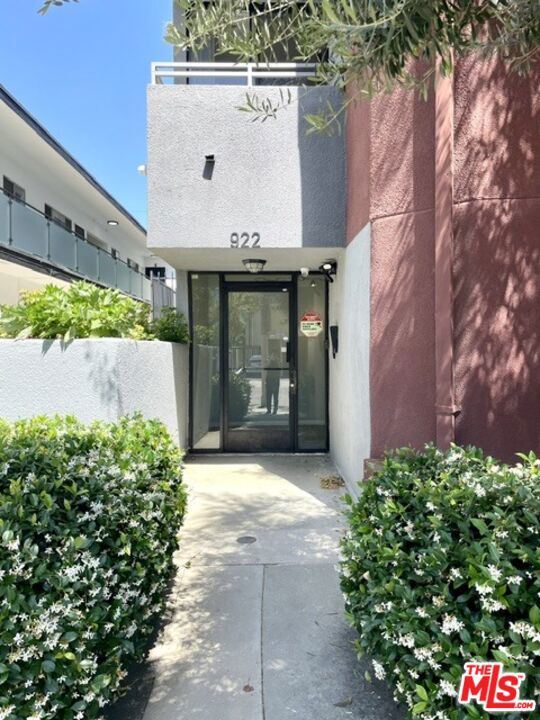 Residential Lease for rent at 922 N Hudson Avenue 10, Los Angeles, Los Angeles County CA featuring 1 bed and 1 bath