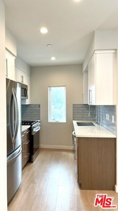 Residential Lease for rent at 4937 W 20th Street 1/4, Los Angeles, Los Angeles County CA featuring 2 beds and 3 baths