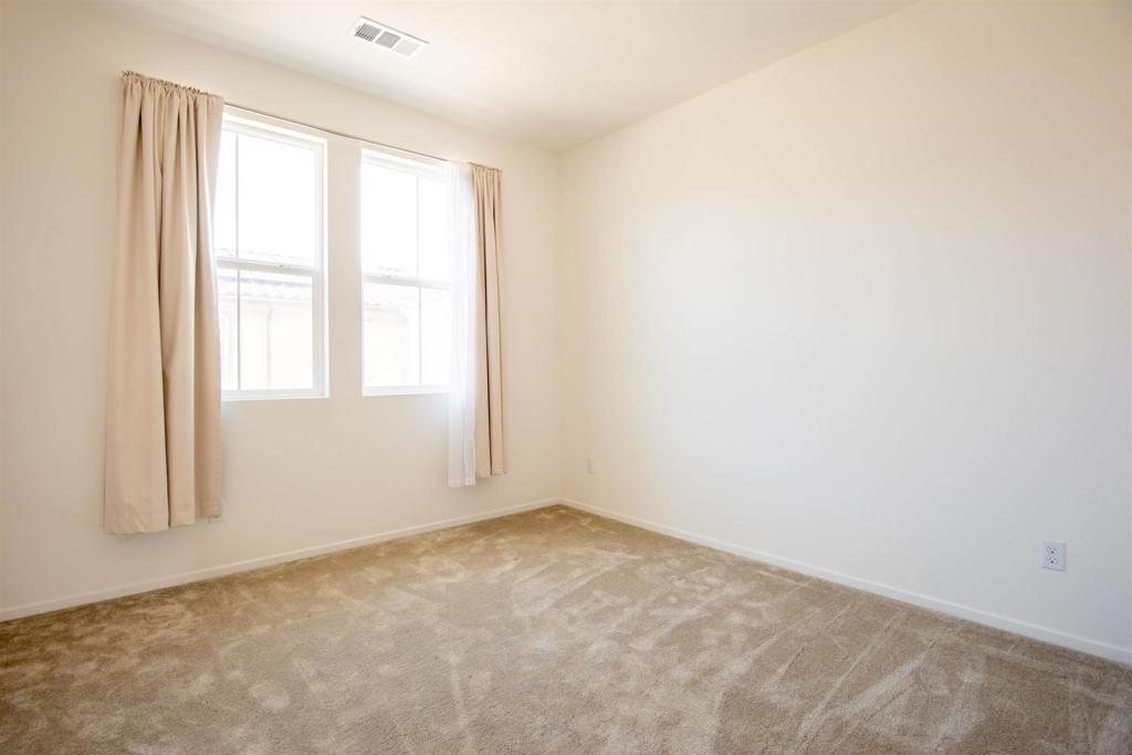 Residential Lease for rent at 516 Avienda Centro 106, Chula Vista, San Diego County CA featuring 3 beds and 3 baths