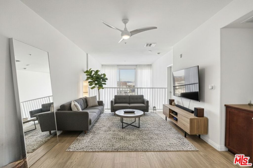 Residential Lease for rent at 629 Traction Avenue 412, Los Angeles, Los Angeles County CA featuring 2 beds and 2 baths