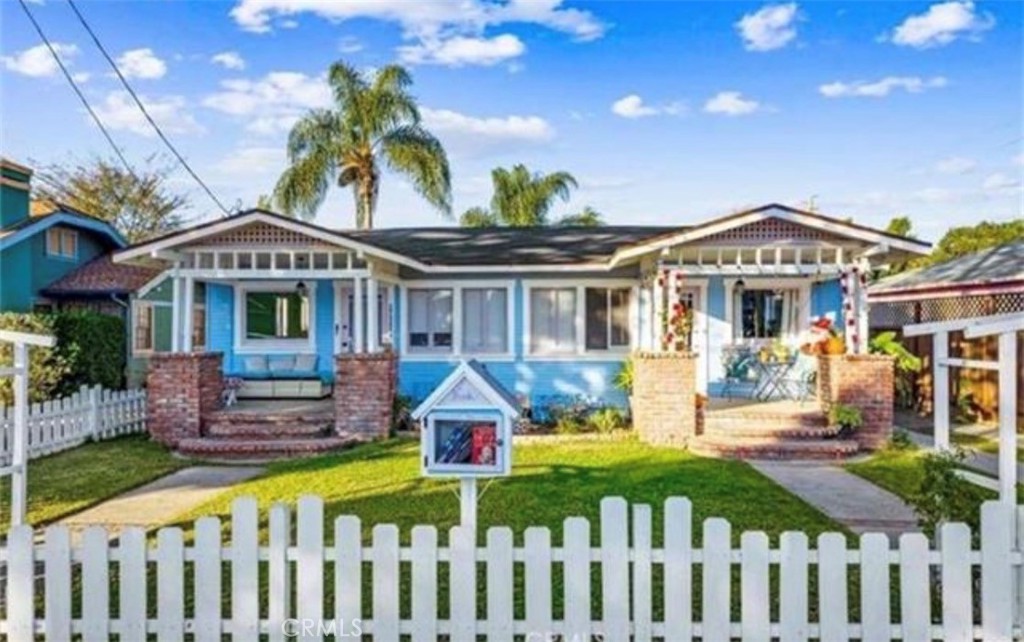 Residential Lease for rent at 817 1/2 E Palmyra Avenue, Orange CA featuring 2 beds and 2 baths