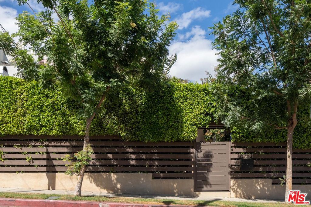 Residential Lease for rent at 9001 Phyllis Avenue, West Hollywood, Los Angeles County, CA featuring 2 beds and 2 baths