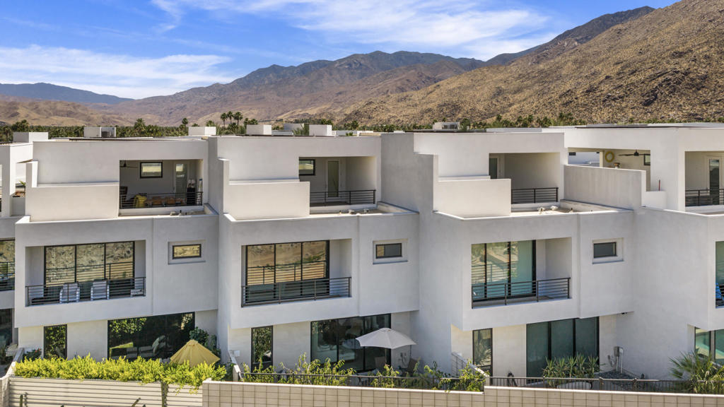 Residential Lease for rent at 318 Huddle Springs Way, Palm Springs CA featuring 2 beds and 3 baths
