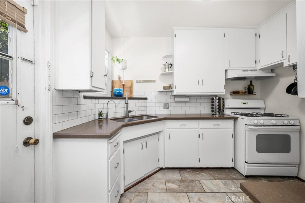 Condominium for sale at 235 Termino 4, Long Beach, CA featuring 2 beds and 1 bath