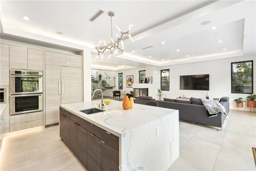 Residential Lease for rent at 454 S HOLT Avenue, Beverly Hills, Los Angeles County, CA featuring 5 beds and 6 baths