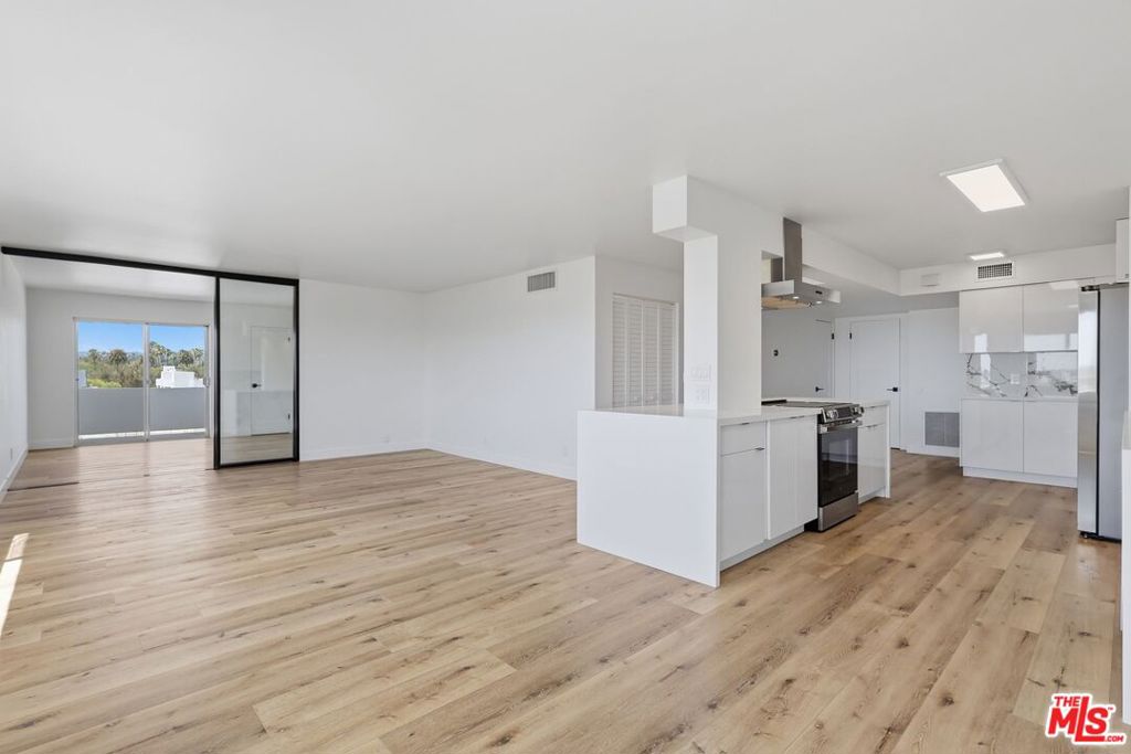 Residential Lease for rent at 435 N Oakhurst Drive 905, Beverly Hills CA featuring 2 beds and 3 baths