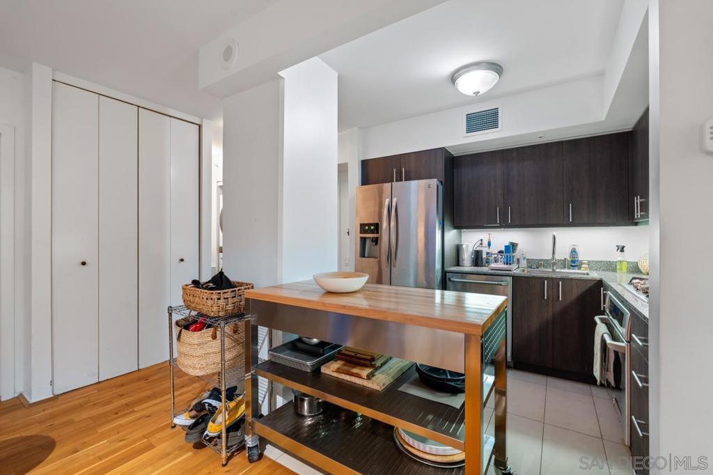 Residential Lease for rent at 500 W Harbor Dr. 504, San Diego, San Diego County CA featuring 2 beds and 2 baths