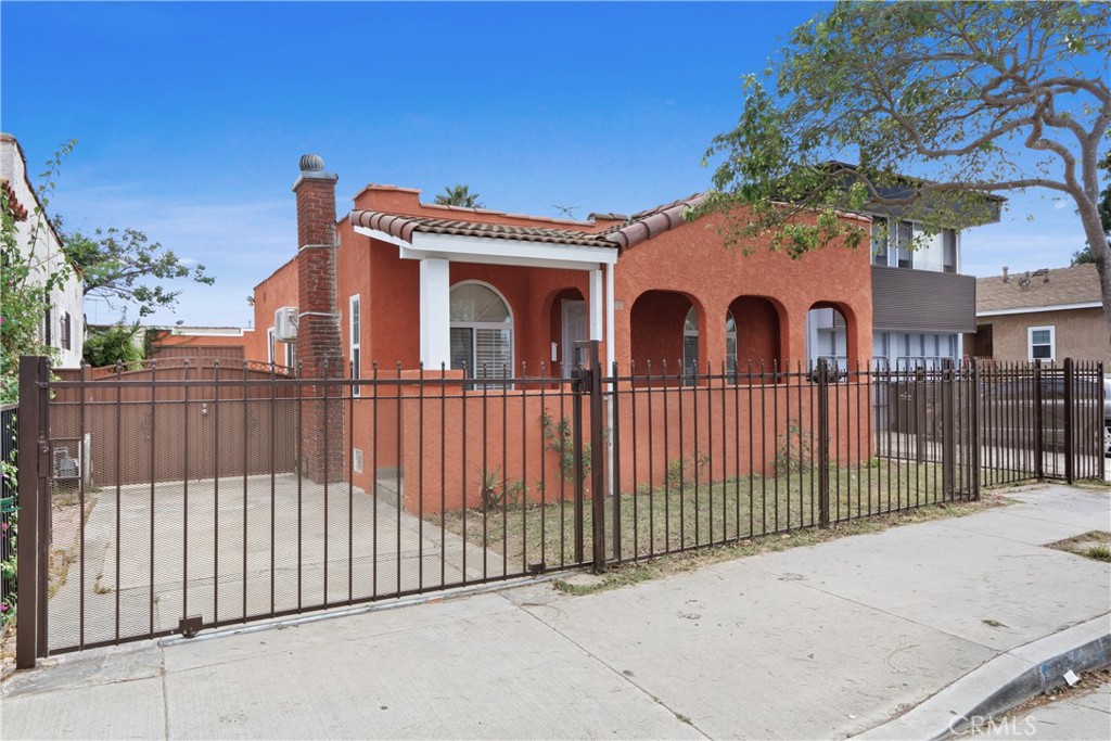 Residential Lease for rent at 236 W Arbor Vitae Street, Inglewood CA featuring 2 beds and 1 bath
