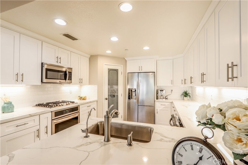 Residential Lease for rent at 264 Lockford, Irvine CA featuring 3 beds and 2 baths