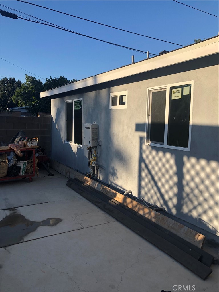Residential Lease for rent at 3613 W Victory, Burbank CA featuring 2 beds and 1 bath