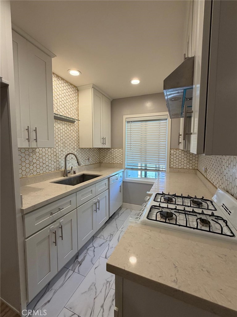 Residential Lease for rent at 1739 E Appleton St 10, Long Beach CA featuring 1 bed and 1 bath