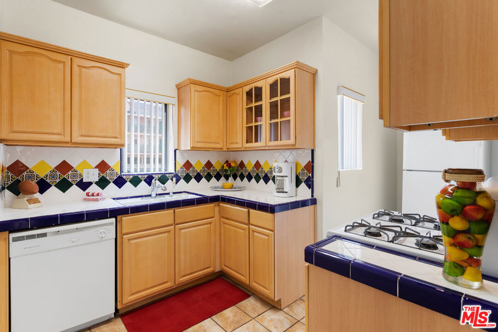 Residential Income for sale at 2623 Ellendale Place, Los Angeles, CA featuring 28 beds and 28 baths