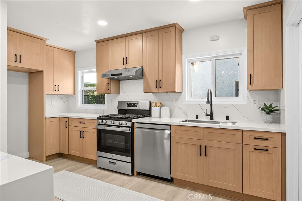 Residential for sale at 2115 S Redondo, Los Angeles CA featuring 3 beds and 2 baths