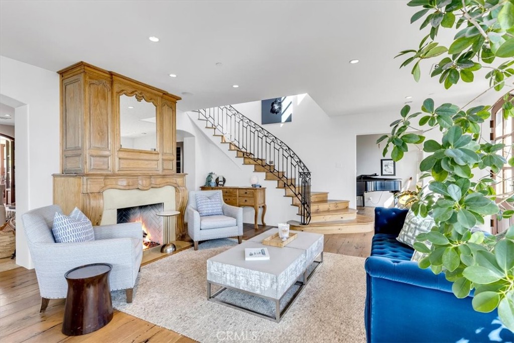 Residential Lease for rent at 31512 Bluff, Laguna Beach CA featuring 5 beds and 5 baths