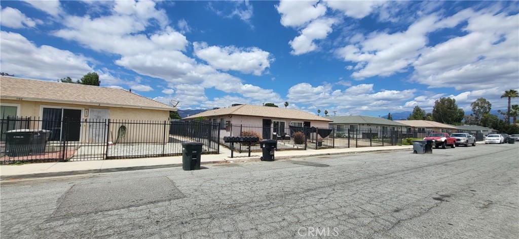 Residential Lease for rent at 526 Greystone, Hemet CA featuring 2 beds and 1 bath