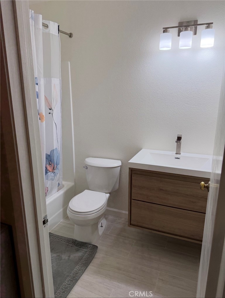 Residential Lease for rent at 626 Bridgeport Circle 6, Fullerton CA featuring 1 bed and 1 bath