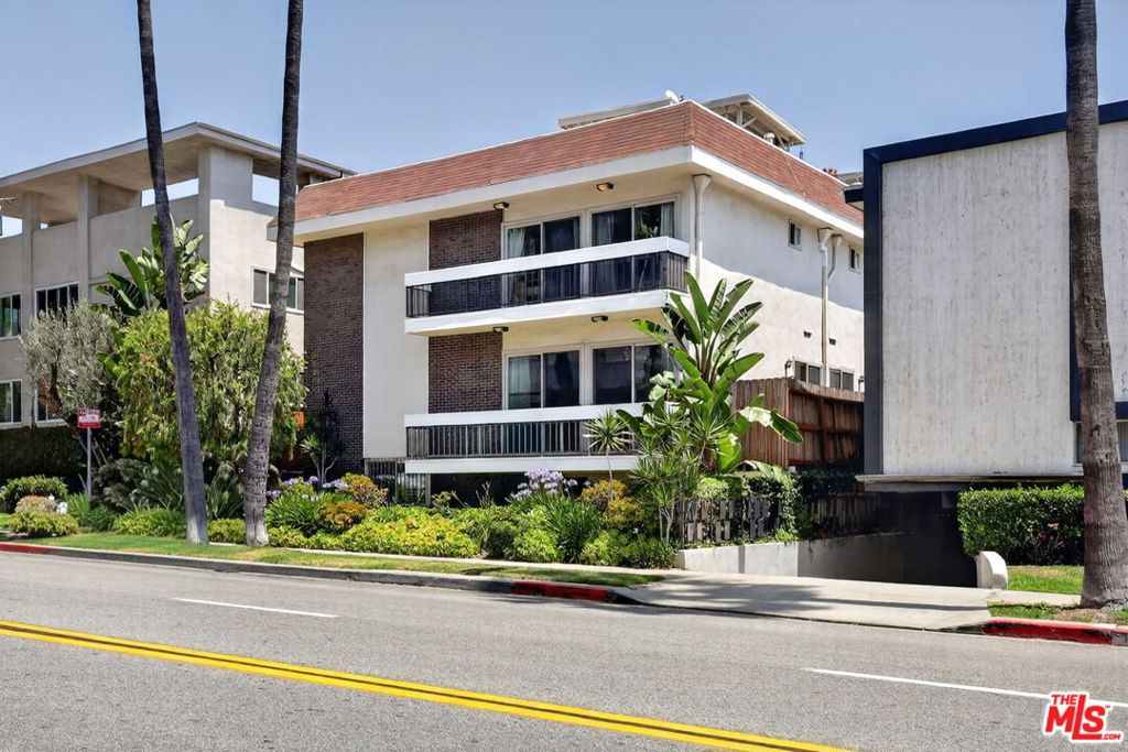 Residential Lease for rent at 184 N Crescent Drive, Beverly Hills CA featuring 2 beds and 3 baths