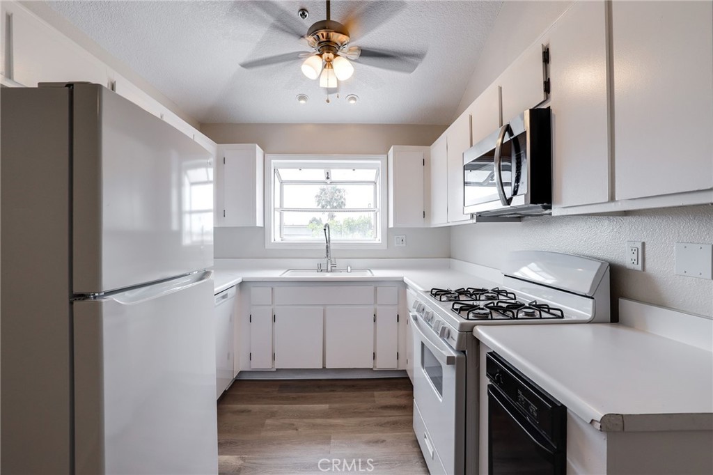 Residential Lease for rent at 409 Utica, Huntington Beach CA featuring 2 beds and 2 baths